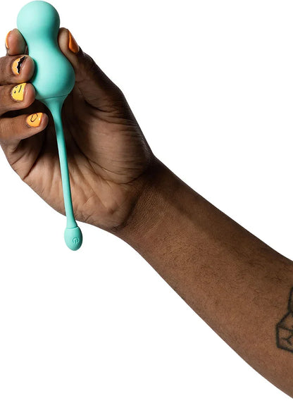 Turquoise Cello-tip G-spot vibrator van Romp in hand, met lange staart.