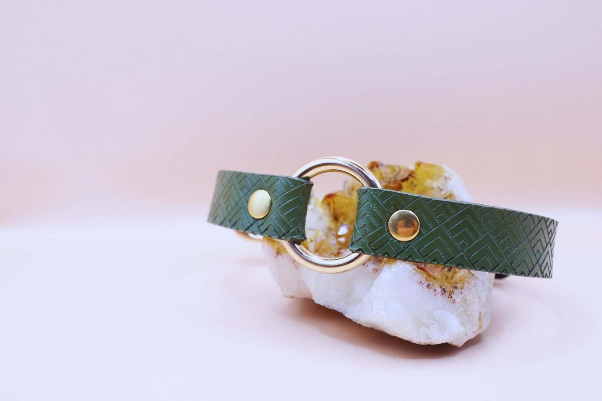 Submissive Collar Geometric O-Ring Leather Slave Collar, BDSM Choker - Happytoys Sexshop: online sex shop for Feeling Happy & Easy 😊 - Discreet geleverd