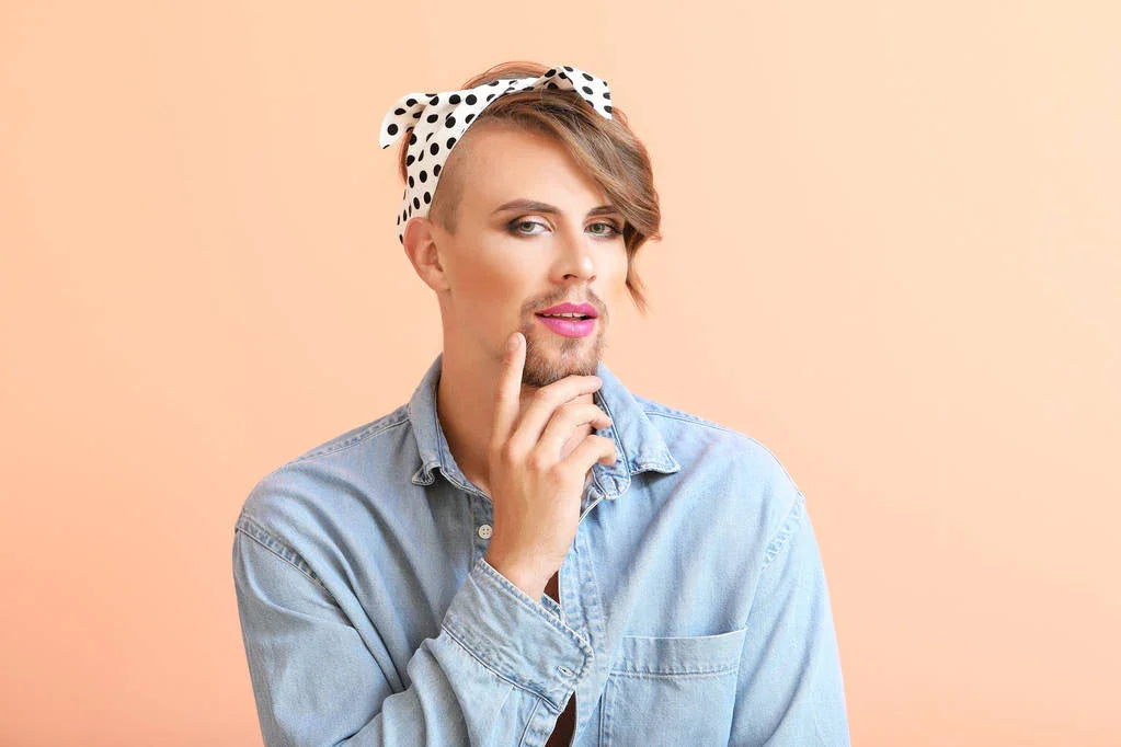 stock-photo-portrait-of-young-transgender-woman-on-color-background | bestel discreet online bij Happytoys, de erotische webshop geleid door een vrouw.